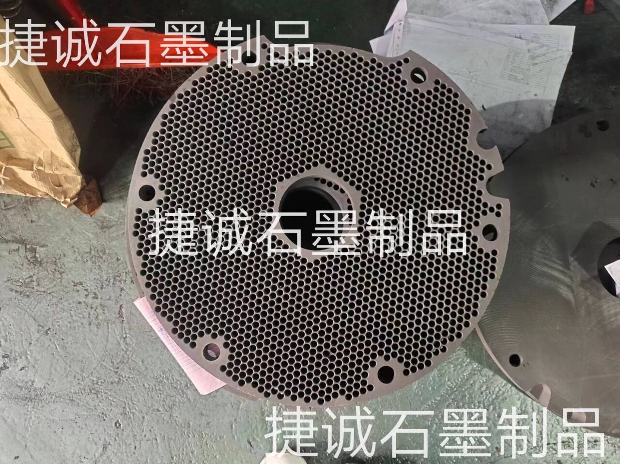 石墨盤，石墨燒結(jié)盤，石墨盤加工，銅管燒結(jié)石墨盤，導(dǎo)熱燒結(jié)石墨盤，鐘罩爐石墨盤，推板爐石墨盤，石墨盤生產(chǎn)廠家
